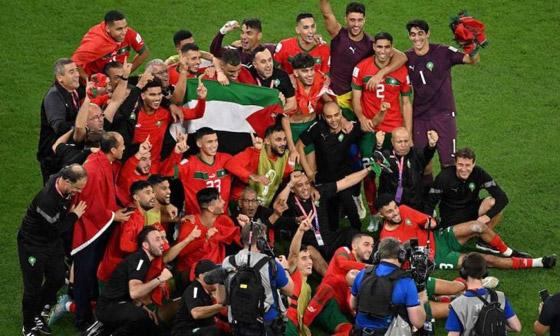 رافعين علم فلسطين.. لاعبو المغرب يحتفلون بتأهلهم لربع نهائي مونديال قطر (فيديو) صورة رقم 5