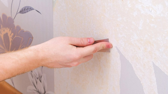  صورة رقم 1 - هذه أفضل الطرق لإزالة ورق الجدران القديم