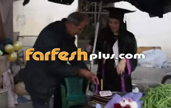  صورة رقم 2 - فيديو: جامعية تستدر دموع السوريين بتقبيل يدي والدها بائع الخضار