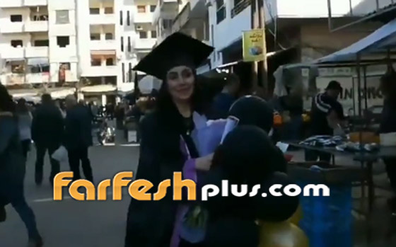  صورة رقم 3 - فيديو: جامعية تستدر دموع السوريين بتقبيل يدي والدها بائع الخضار