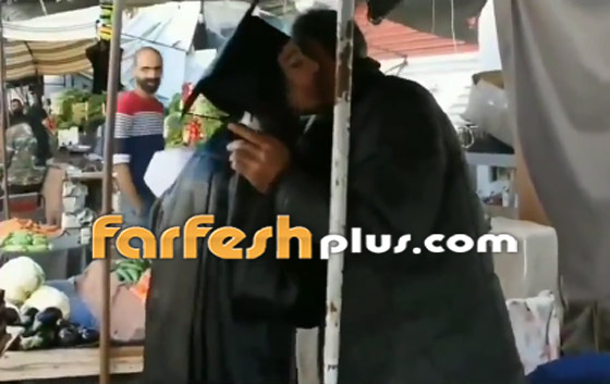  صورة رقم 5 - فيديو: جامعية تستدر دموع السوريين بتقبيل يدي والدها بائع الخضار