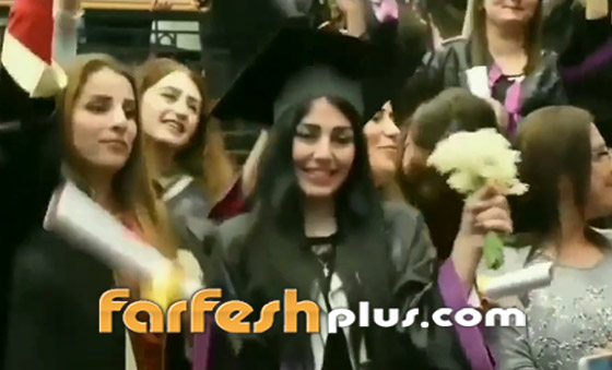  صورة رقم 10 - فيديو: جامعية تستدر دموع السوريين بتقبيل يدي والدها بائع الخضار