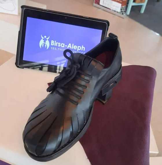 صور: شاب تونسي يطور حذاء ذكيا يشحن بطارية الهاتف صورة رقم 1