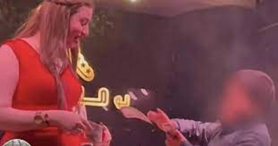  صورة رقم 4 - فيديو لطفل عراقي يمطر راقصة بالأموال في ملهى ليلي يحدث ضجة