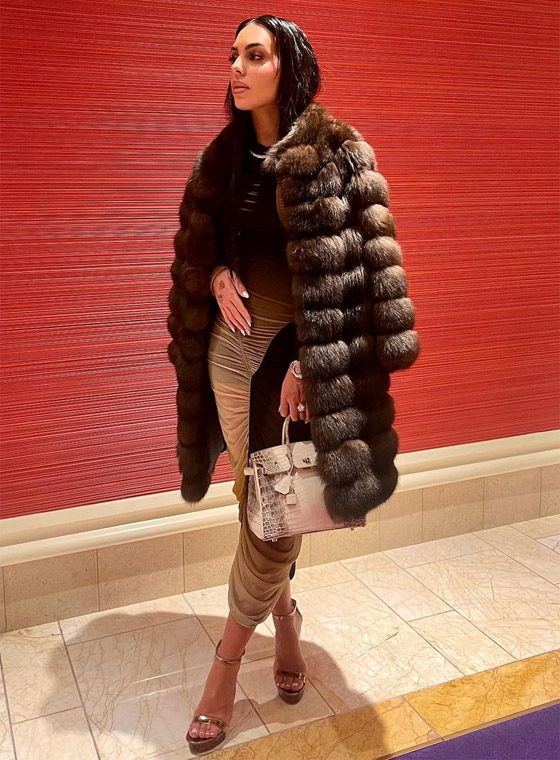  صورة رقم 2 - صور جورجينا رودريغز بإطلالة فاخرة: معطف فرو وحقيبة بـ430 الف دولار!