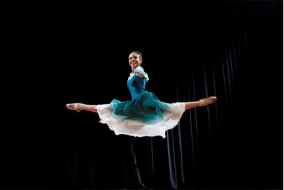  صورة رقم 3 - فيديو وصور: راقصة باليه تُبهر الجمهور بالرقص بدون ذراعين.. لن تصد ق براعتها!