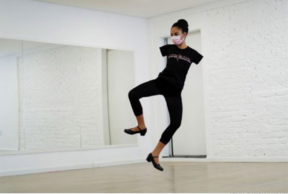  صورة رقم 4 - فيديو وصور: راقصة باليه تُبهر الجمهور بالرقص بدون ذراعين.. لن تصد ق براعتها!