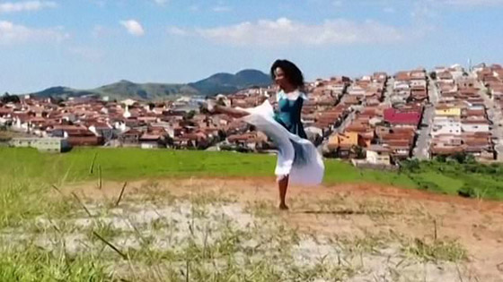  صورة رقم 10 - فيديو وصور: راقصة باليه تُبهر الجمهور بالرقص بدون ذراعين.. لن تصد ق براعتها!