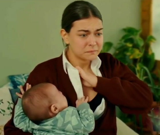  صورة رقم 2 - بالفيديو: ارضاع مراهقة لشقيقها الطفل في المسلسل التركي عمر يثير استنكارا كبيرا