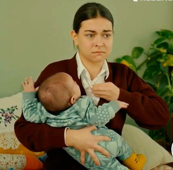  صورة رقم 1 - بالفيديو: ارضاع مراهقة لشقيقها الطفل في المسلسل التركي عمر يثير استنكارا كبيرا