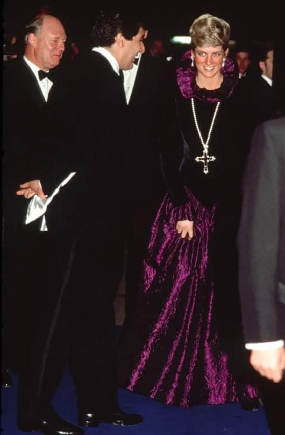  صورة رقم 3 - كيم كارداشيان تشتري قلادة ارتدتها الأميرة ديانا.. ثمنها 197 ألف دولار ومالكها الأصلي فلسطيني