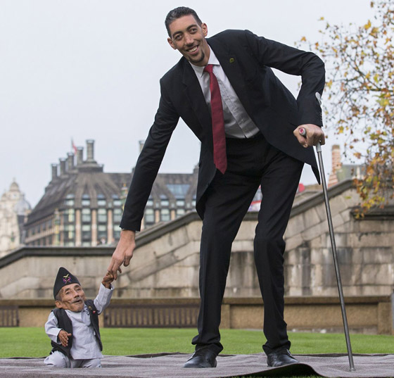  صورة رقم 1 - طلب غريب من أطول رجل في العالم خلال لقائه بأقصر شخصين..!