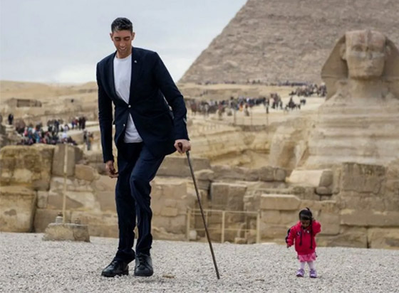  صورة رقم 4 - طلب غريب من أطول رجل في العالم خلال لقائه بأقصر شخصين..!