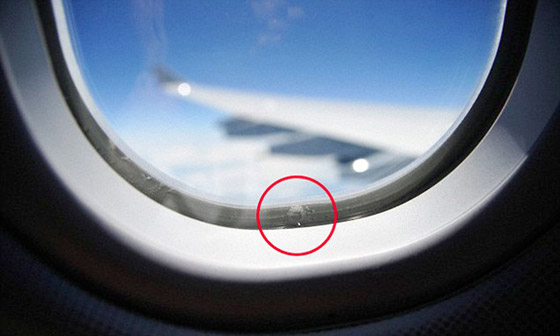  صورة رقم 1 - ثقب في نافذة الطائرة.. ما السبب الذي لا يدركه كثيرون؟