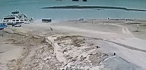 فيديو: لحظات مرعبة لركاب سقطت بهم الحافلة في بحيرة بتركيا صورة رقم 2