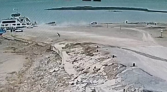 فيديو: لحظات مرعبة لركاب سقطت بهم الحافلة في بحيرة بتركيا صورة رقم 3