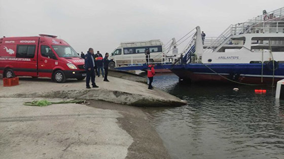 فيديو: لحظات مرعبة لركاب سقطت بهم الحافلة في بحيرة بتركيا صورة رقم 7