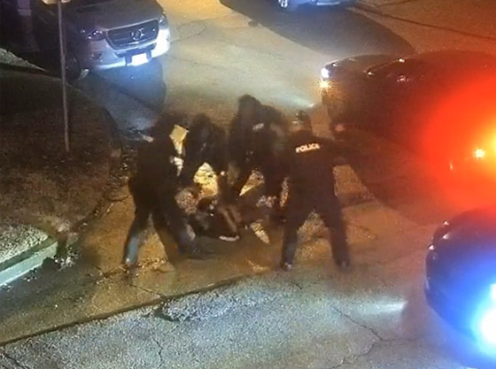 فيديو مؤلم يُظهر ضربا وحشيا لرجل أسود على يد الشرطة الأمريكية يُسبب بوفاته! صورة رقم 3