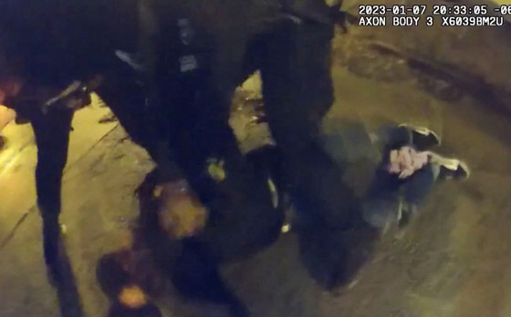 فيديو مؤلم يُظهر ضربا وحشيا لرجل أسود على يد الشرطة الأمريكية يُسبب بوفاته! صورة رقم 6