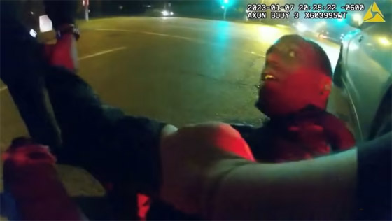 فيديو مؤلم يُظهر ضربا وحشيا لرجل أسود على يد الشرطة الأمريكية يُسبب بوفاته! صورة رقم 5
