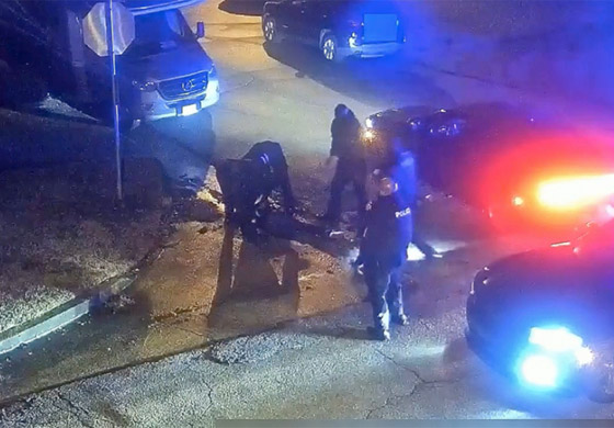 فيديو مؤلم يُظهر ضربا وحشيا لرجل أسود على يد الشرطة الأمريكية يُسبب بوفاته! صورة رقم 4