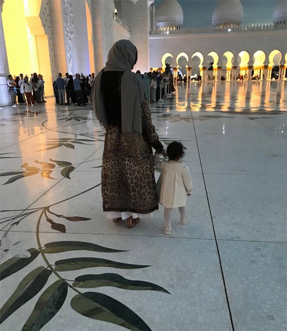  صورة رقم 8 - نعومي كامبل ترتدي الحجاب وتزور جامع الشيخ زايد مع ابنتها.. هل اعتنقت الإسلام؟