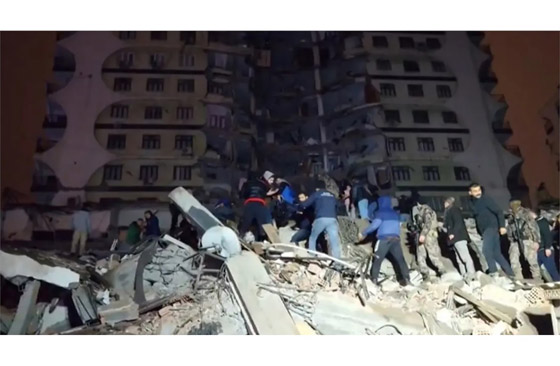 زلزال عنيف يضرب تركيا وسوريا والمنطقة! اكثر من 100 قتيل ومئات الجرحى! فيديوهات وصور صورة رقم 9