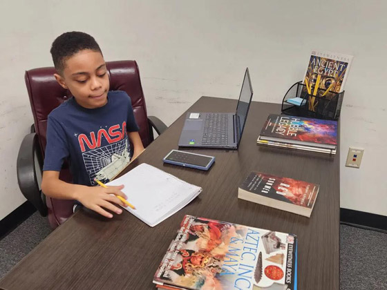 طفل امريكي ينال شهادته الثانوية وعمره 9 سنوات.. فيديو صورة رقم 4
