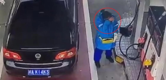 فيديو: بكاء عاملة صينية رمى لها سائق السيارة النقود على الارض ليهينها! صورة رقم 2