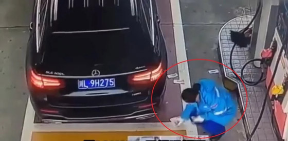 فيديو: بكاء عاملة صينية رمى لها سائق السيارة النقود على الارض ليهينها! صورة رقم 3