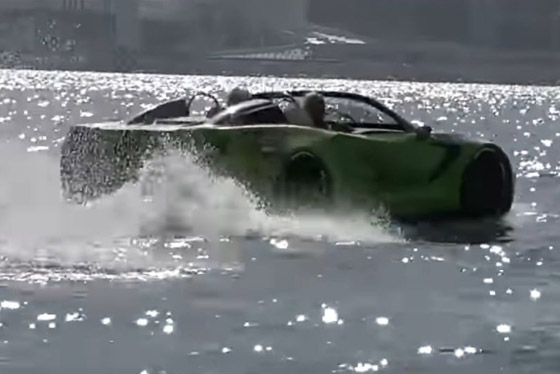 شاهد.. سيارة فارهة تشق طريقها على سطح الماء في دبي صورة رقم 2