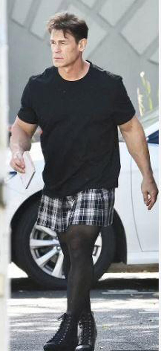  صورة رقم 2 - صور صادمة: نجم المصارعة جون سينا بملابس نسائية وكعب ومكياج! هل أعلن مثليته؟