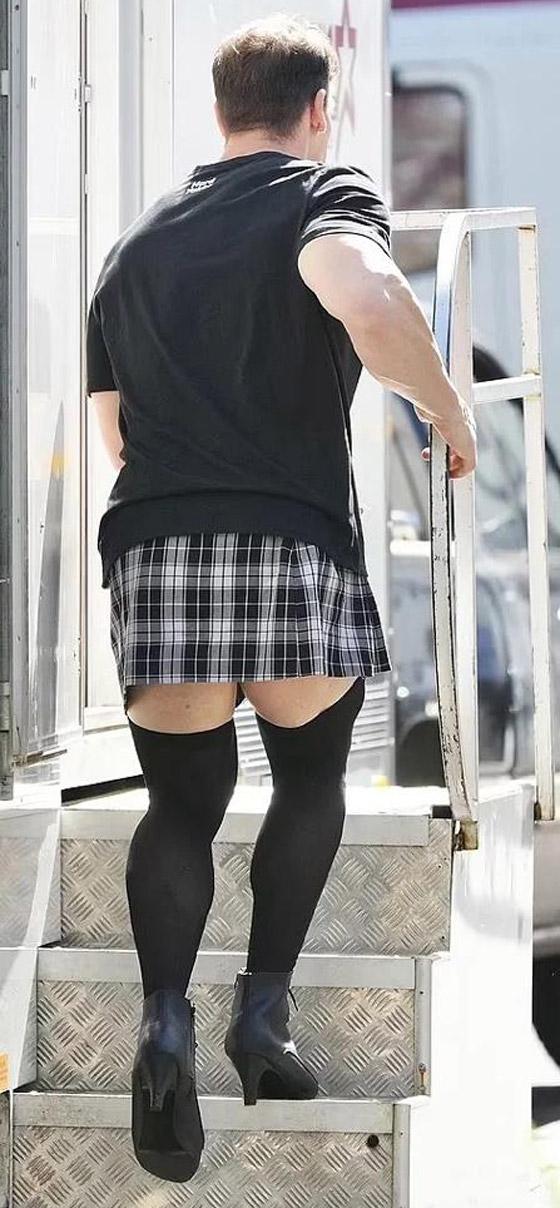  صورة رقم 4 - صور صادمة: نجم المصارعة جون سينا بملابس نسائية وكعب ومكياج! هل أعلن مثليته؟