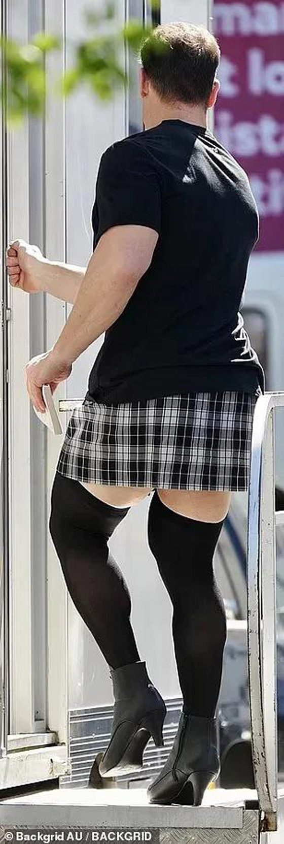 صورة رقم 5 - صور صادمة: نجم المصارعة جون سينا بملابس نسائية وكعب ومكياج! هل أعلن مثليته؟