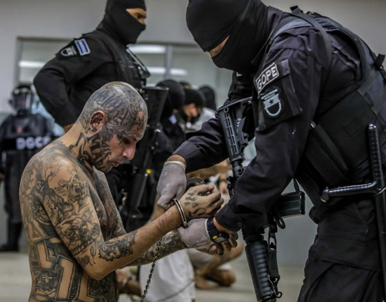  صورة رقم 1 - صور مخيفة لوشوم على أجساد آلاف السجناء في السلفادور