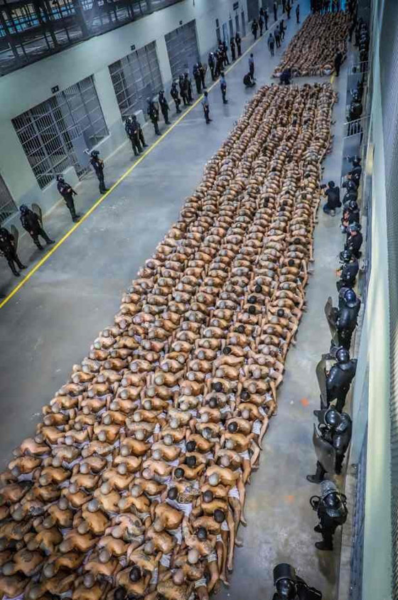  صورة رقم 2 - صور مخيفة لوشوم على أجساد آلاف السجناء في السلفادور