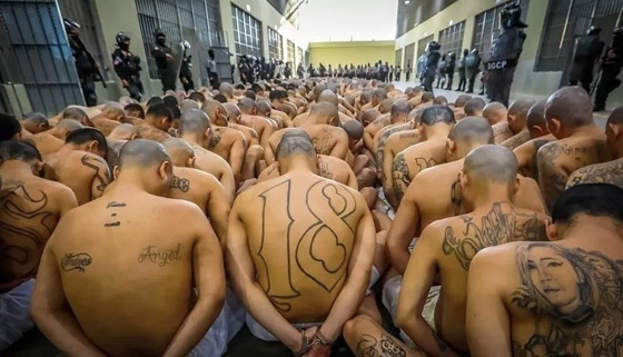  صورة رقم 3 - صور مخيفة لوشوم على أجساد آلاف السجناء في السلفادور