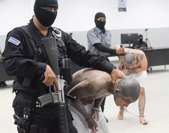  صورة رقم 6 - صور مخيفة لوشوم على أجساد آلاف السجناء في السلفادور