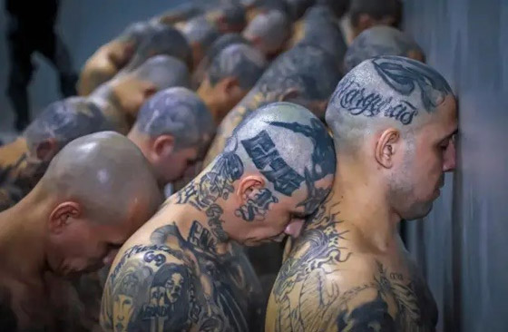  صورة رقم 9 - صور مخيفة لوشوم على أجساد آلاف السجناء في السلفادور