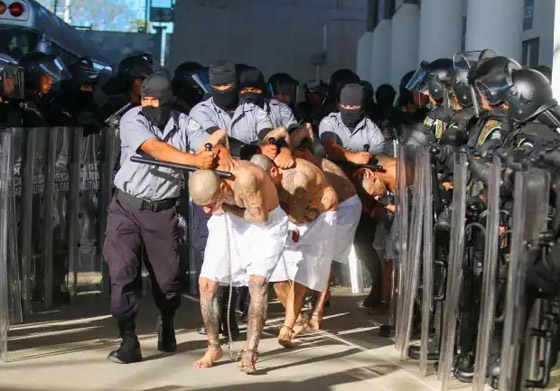  صورة رقم 10 - صور مخيفة لوشوم على أجساد آلاف السجناء في السلفادور