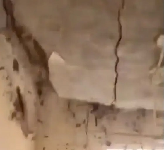  صورة رقم 1 - فيديو صادم من العراق: سقف الغرفة انشق وخر  على رؤوس الطلاب