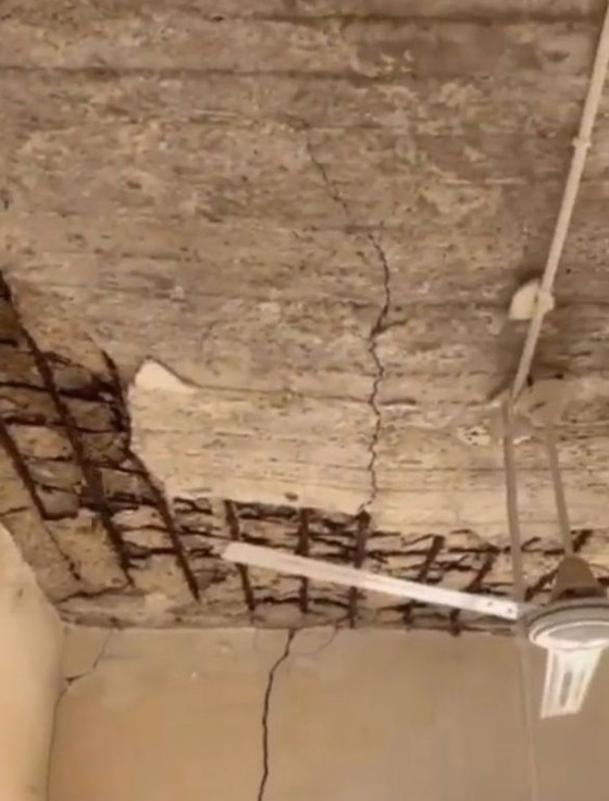  صورة رقم 2 - فيديو صادم من العراق: سقف الغرفة انشق وخر  على رؤوس الطلاب