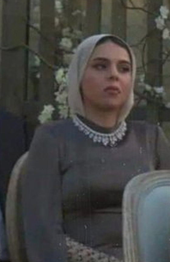  صورة رقم 1 - ابنة السيسي بزفاف الأميرة إيمان: تمضغ اللبان وعقدها الماسي بربع مليون دولار!