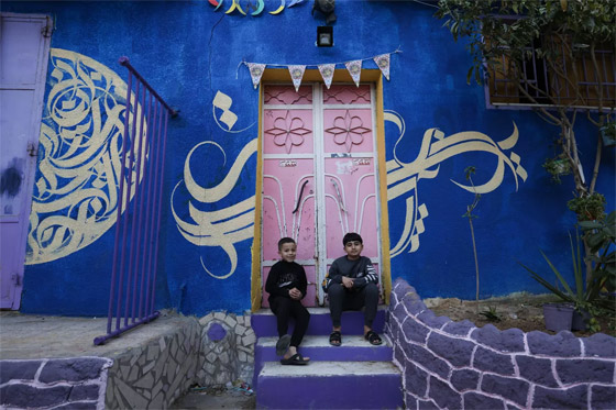  صورة رقم 1 - بالصور: منازل أحد أحياء مدينة غزة تبتهج بألوان رمضانية