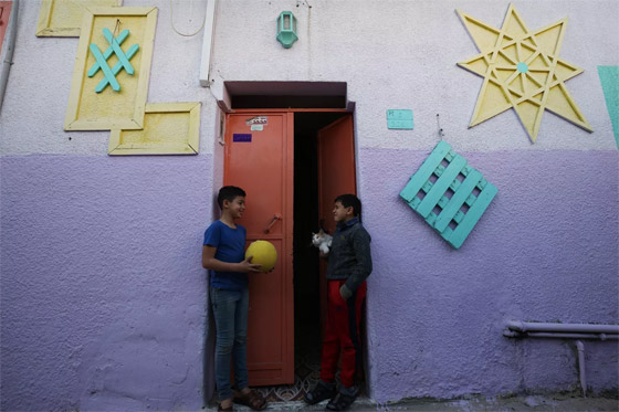  صورة رقم 4 - بالصور: منازل أحد أحياء مدينة غزة تبتهج بألوان رمضانية