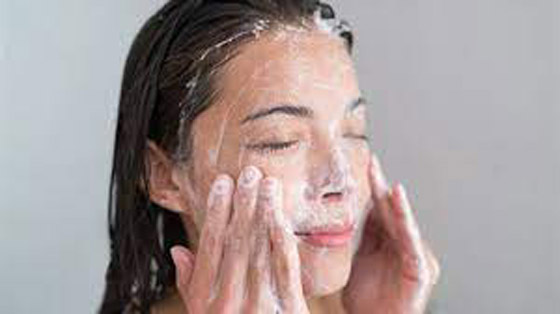  صورة رقم 6 - خطورة غسل وجهكِ بالصابون.. تعرفي إليها