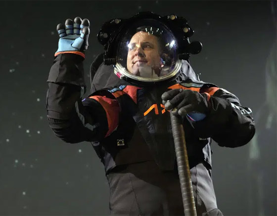  صورة رقم 2 - وداعا لبذلات رائد الفضاء آرمسترونغ.. ناسا تكشف النقاب عن تصميم جديد