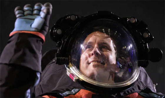  صورة رقم 5 - وداعا لبذلات رائد الفضاء آرمسترونغ.. ناسا تكشف النقاب عن تصميم جديد