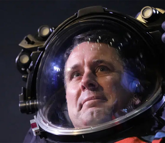  صورة رقم 13 - وداعا لبذلات رائد الفضاء آرمسترونغ.. ناسا تكشف النقاب عن تصميم جديد