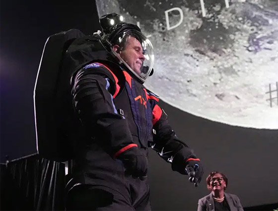  صورة رقم 6 - وداعا لبذلات رائد الفضاء آرمسترونغ.. ناسا تكشف النقاب عن تصميم جديد